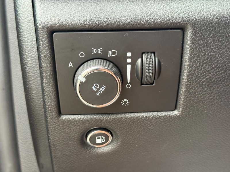 Jeep Grand Cherokee Vehicle Full-screen Gallery Image 24