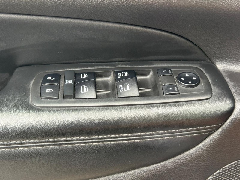 Jeep Grand Cherokee Vehicle Full-screen Gallery Image 25