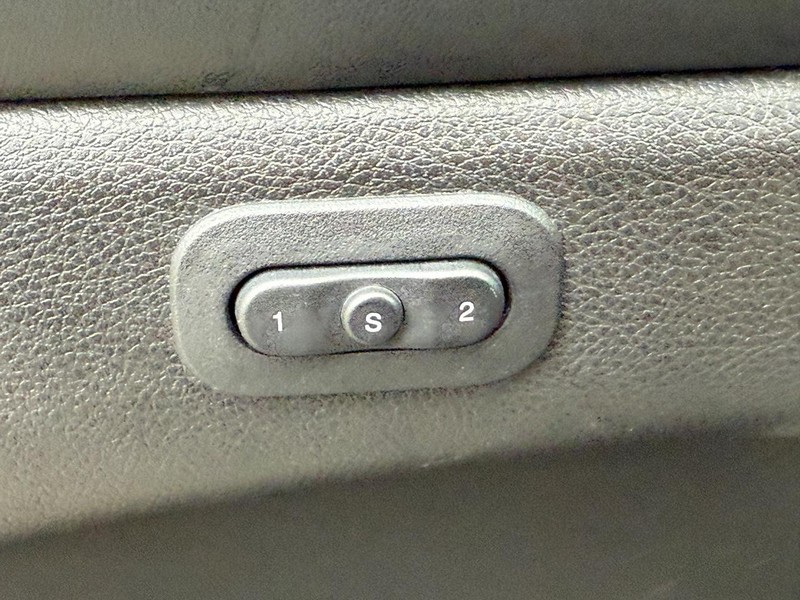 Jeep Grand Cherokee Vehicle Full-screen Gallery Image 26