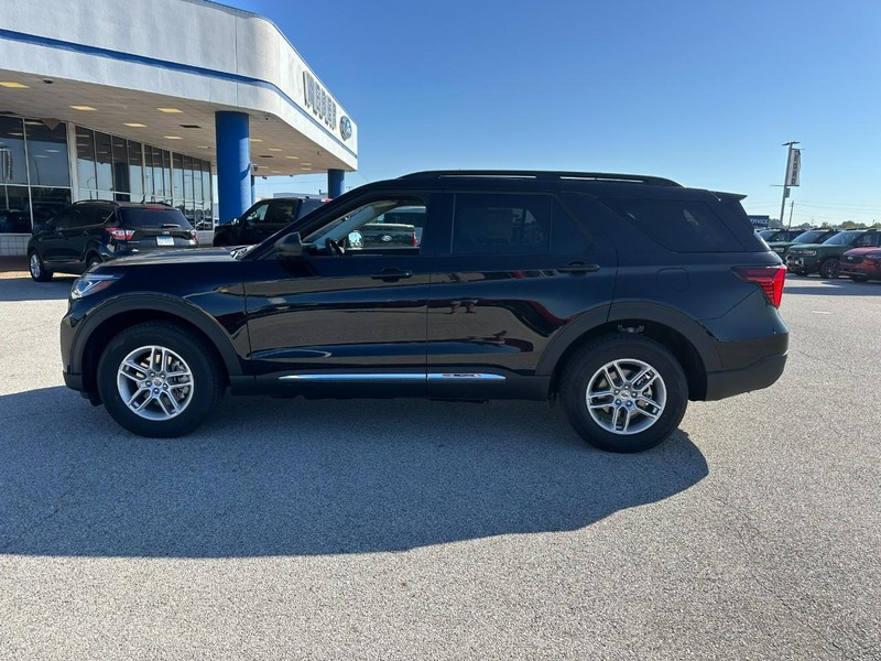 Ford Explorer Vehicle Full-screen Gallery Image 2