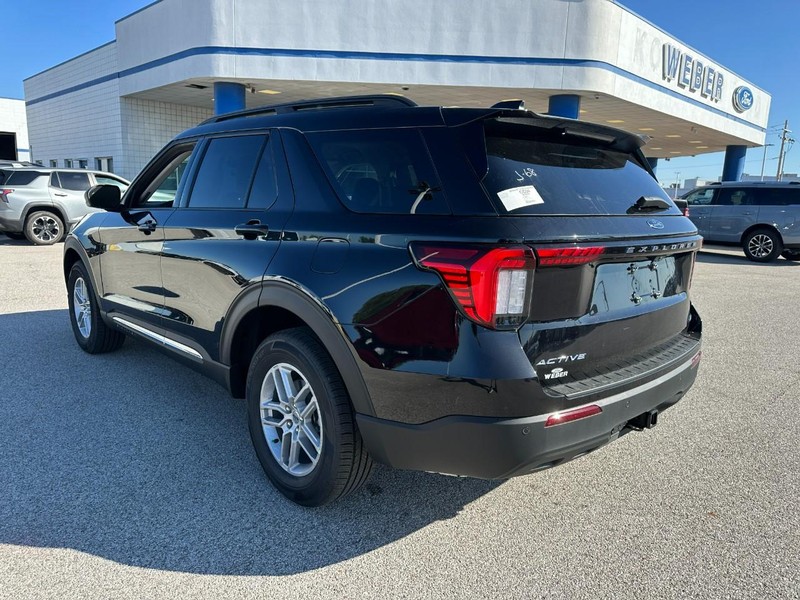 Ford Explorer Vehicle Full-screen Gallery Image 3