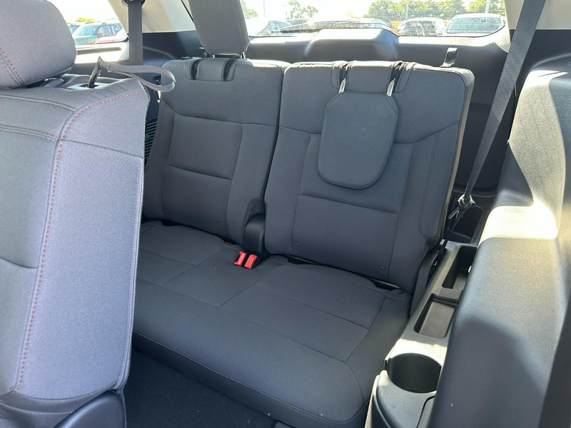 Ford Explorer Vehicle Full-screen Gallery Image 4