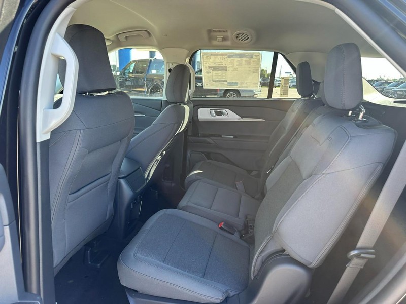 Ford Explorer Vehicle Full-screen Gallery Image 5