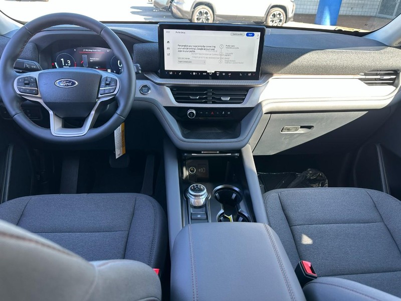 Ford Explorer Vehicle Full-screen Gallery Image 6