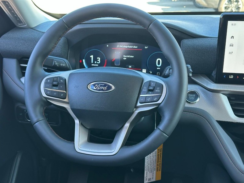 Ford Explorer Vehicle Full-screen Gallery Image 7