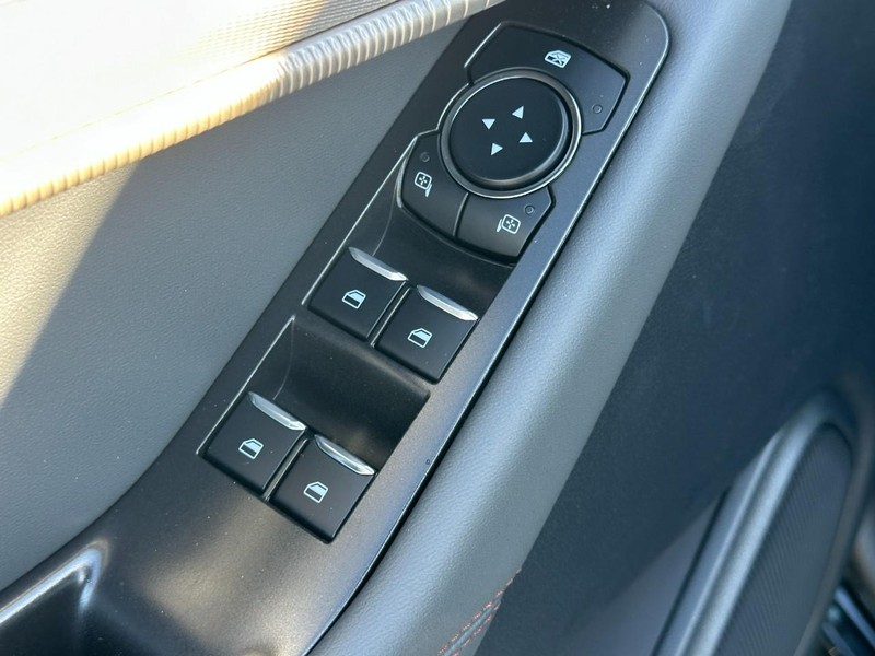 Ford Explorer Vehicle Full-screen Gallery Image 10