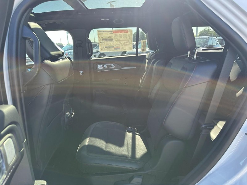 Ford Explorer Vehicle Full-screen Gallery Image 5