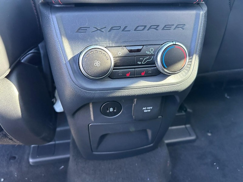 Ford Explorer Vehicle Full-screen Gallery Image 6