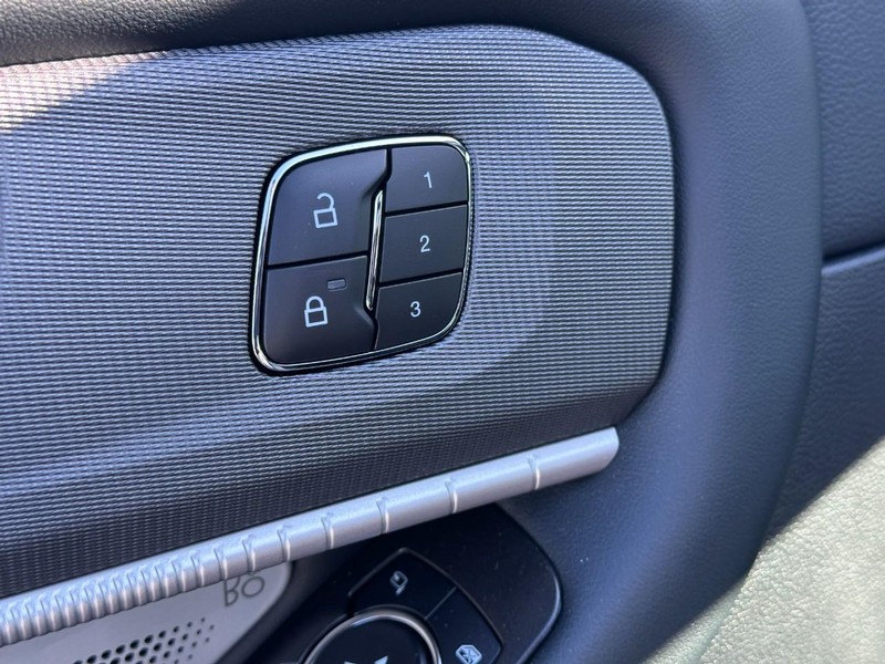 Ford Explorer Vehicle Full-screen Gallery Image 13