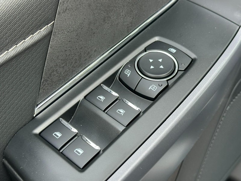 Ford F-150 Vehicle Full-screen Gallery Image 9