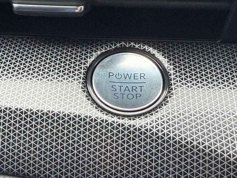 Ford Mustang Mach-E Vehicle Full-screen Gallery Image 11