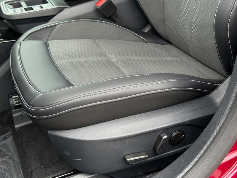 Ford Mustang Mach-E Vehicle Full-screen Gallery Image 20