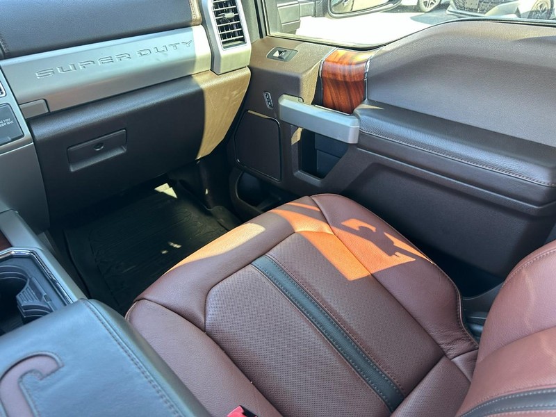Ford Super Duty F-250 SRW Vehicle Full-screen Gallery Image 15