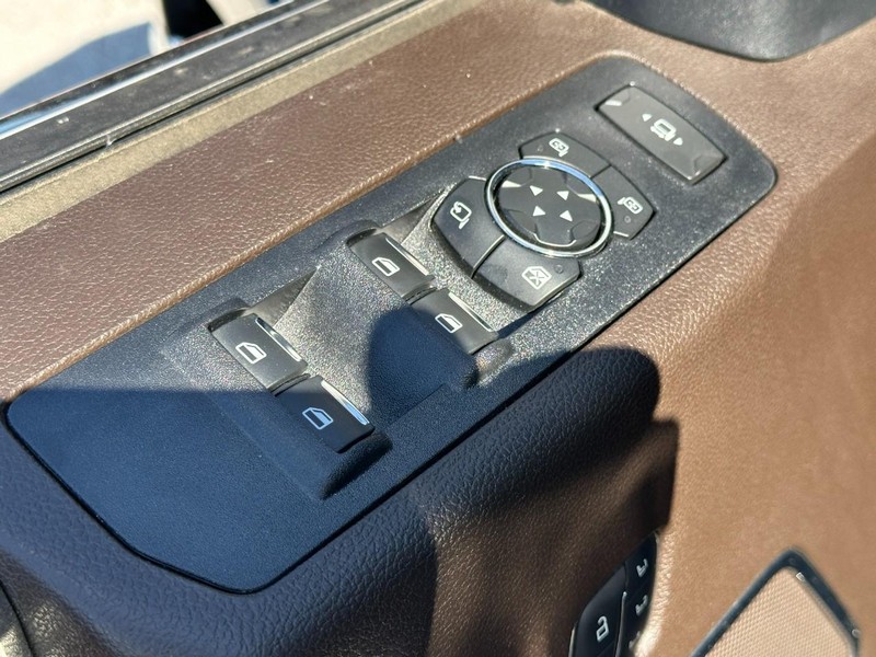 Ford Super Duty F-250 SRW Vehicle Full-screen Gallery Image 16