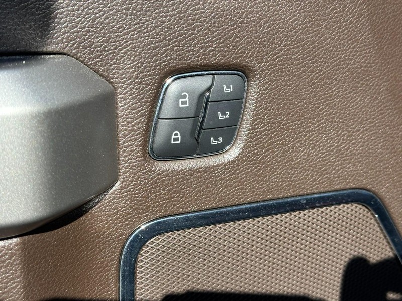 Ford Super Duty F-250 SRW Vehicle Full-screen Gallery Image 17
