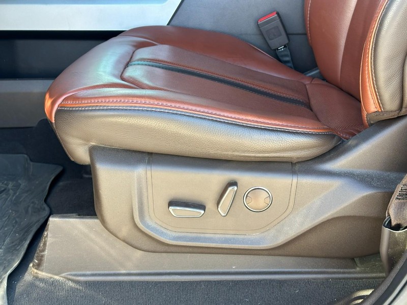 Ford Super Duty F-250 SRW Vehicle Full-screen Gallery Image 18