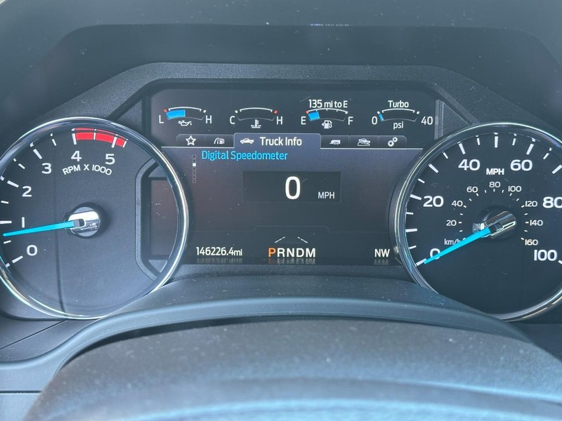 Ford Super Duty F-250 SRW Vehicle Full-screen Gallery Image 21