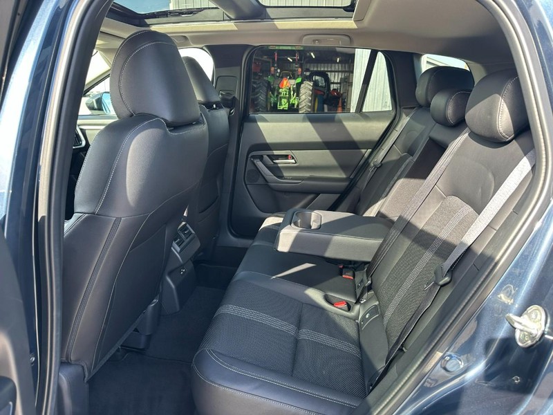 Mazda CX-50 Vehicle Full-screen Gallery Image 10