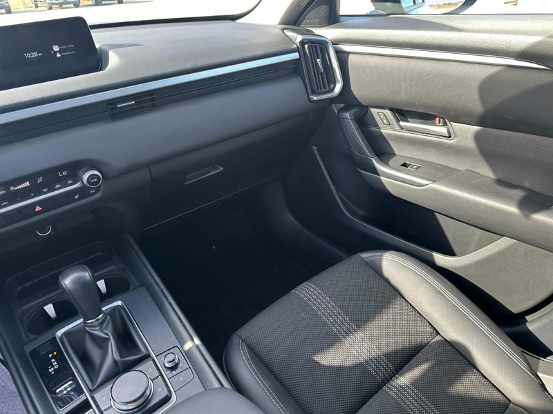 Mazda CX-50 Vehicle Full-screen Gallery Image 16