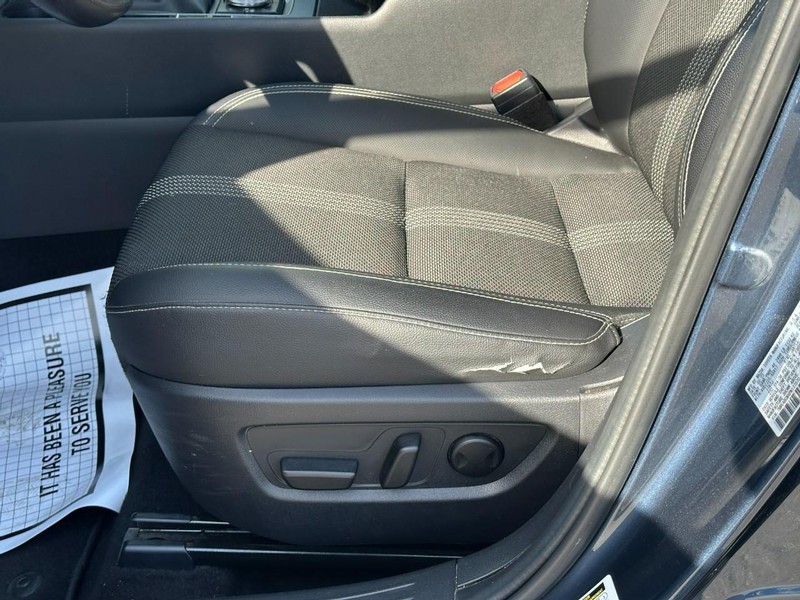 Mazda CX-50 Vehicle Full-screen Gallery Image 18