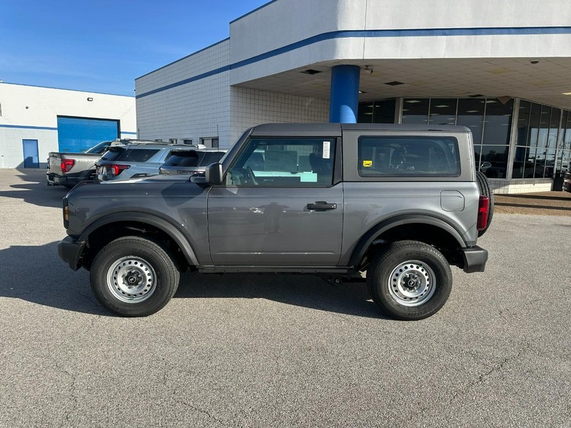 Ford Bronco Vehicle Full-screen Gallery Image 2
