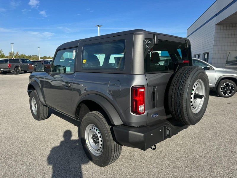 Ford Bronco Vehicle Full-screen Gallery Image 3