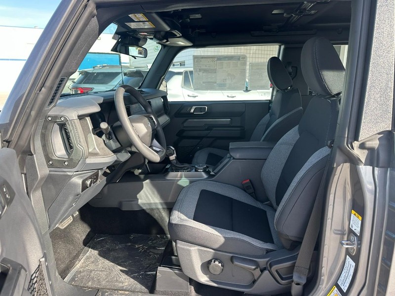 Ford Bronco Vehicle Full-screen Gallery Image 5