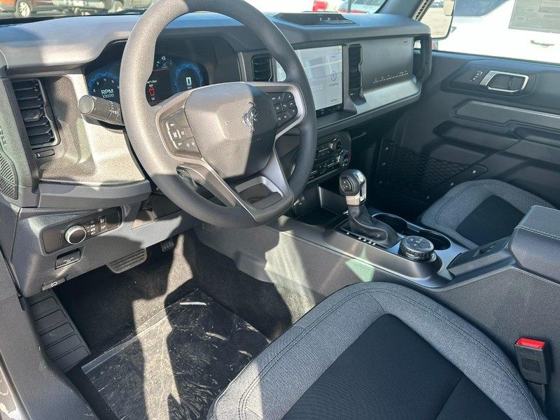 Ford Bronco Vehicle Full-screen Gallery Image 6