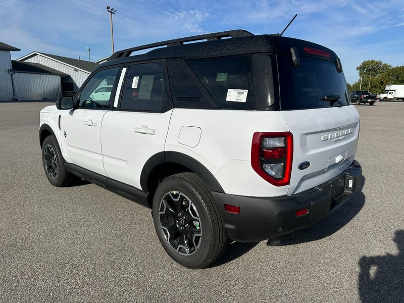 Ford Bronco Sport Vehicle Full-screen Gallery Image 3