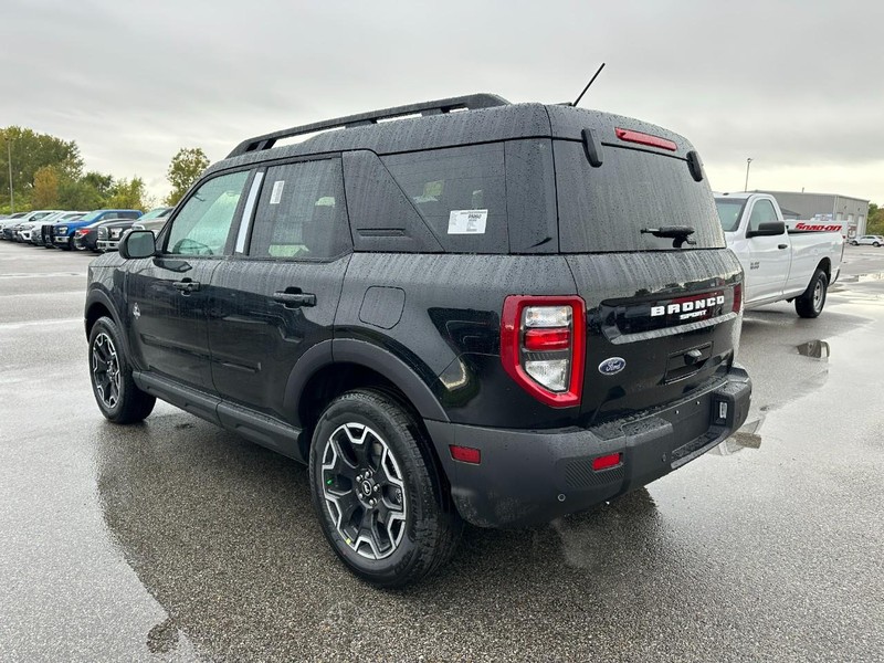 Ford Bronco Sport Vehicle Full-screen Gallery Image 3