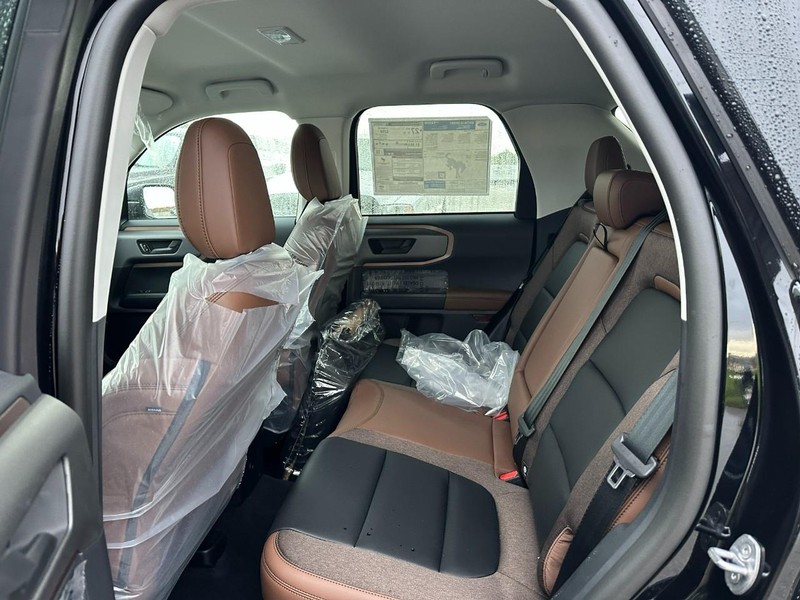 Ford Bronco Sport Vehicle Full-screen Gallery Image 4