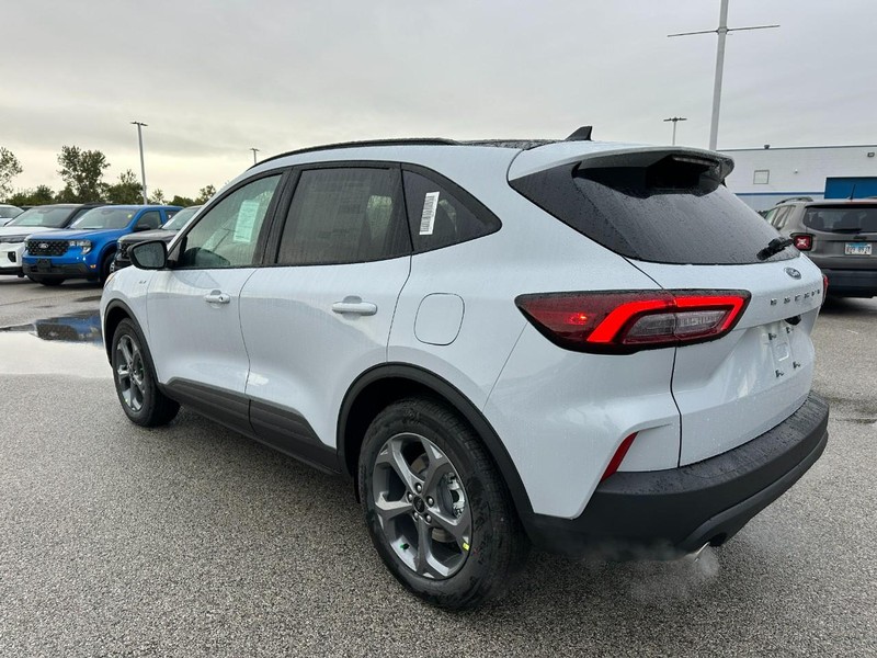 Ford Escape Vehicle Full-screen Gallery Image 3