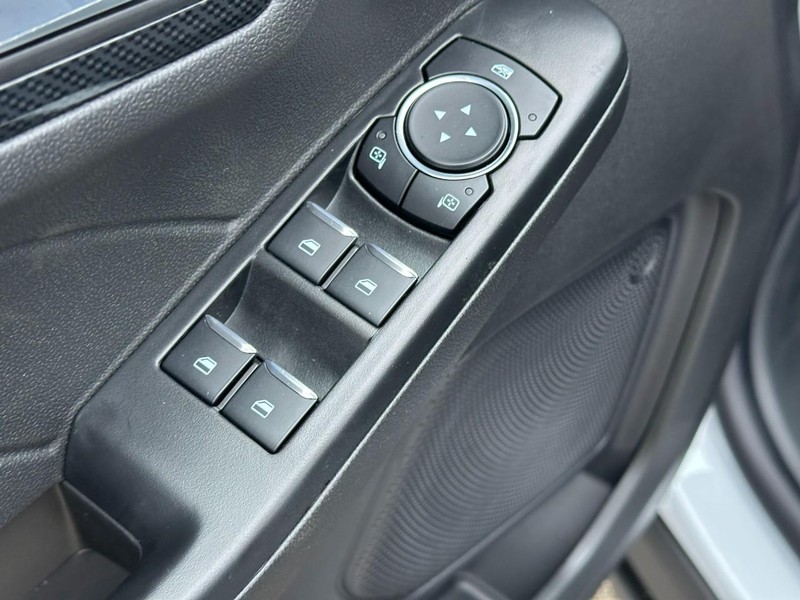 Ford Escape Vehicle Full-screen Gallery Image 10