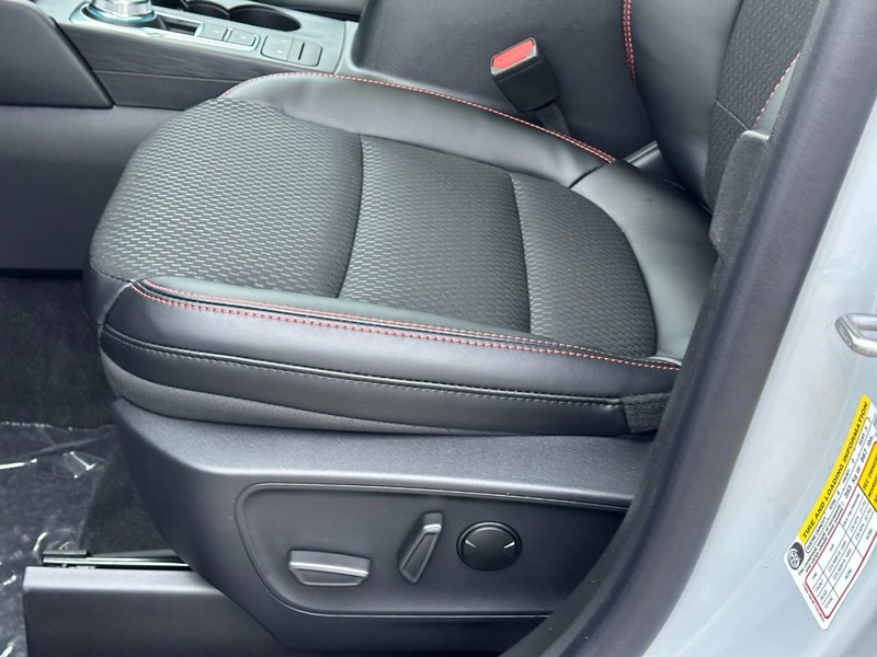 Ford Escape Vehicle Full-screen Gallery Image 11