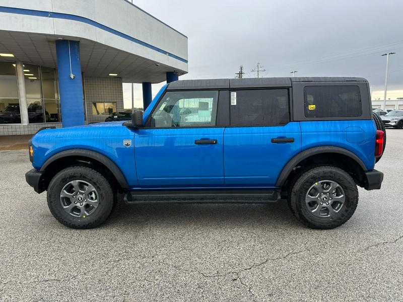 Ford Bronco Vehicle Full-screen Gallery Image 2