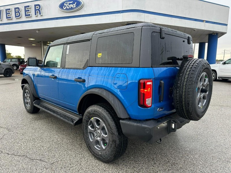 Ford Bronco Vehicle Full-screen Gallery Image 3