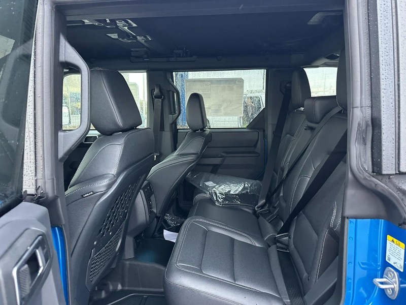 Ford Bronco Vehicle Full-screen Gallery Image 4