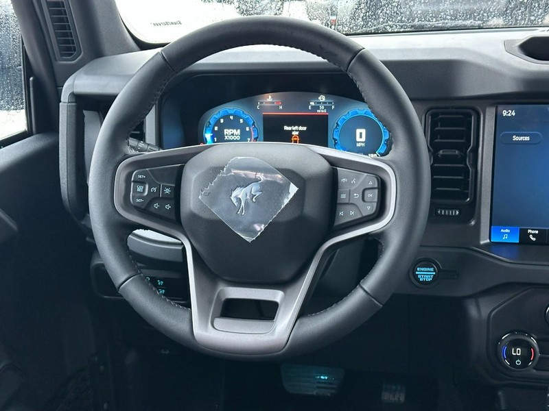 Ford Bronco Vehicle Full-screen Gallery Image 6