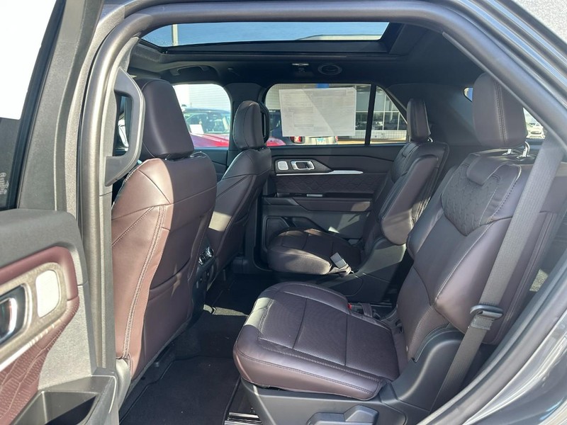 Ford Explorer Vehicle Full-screen Gallery Image 4