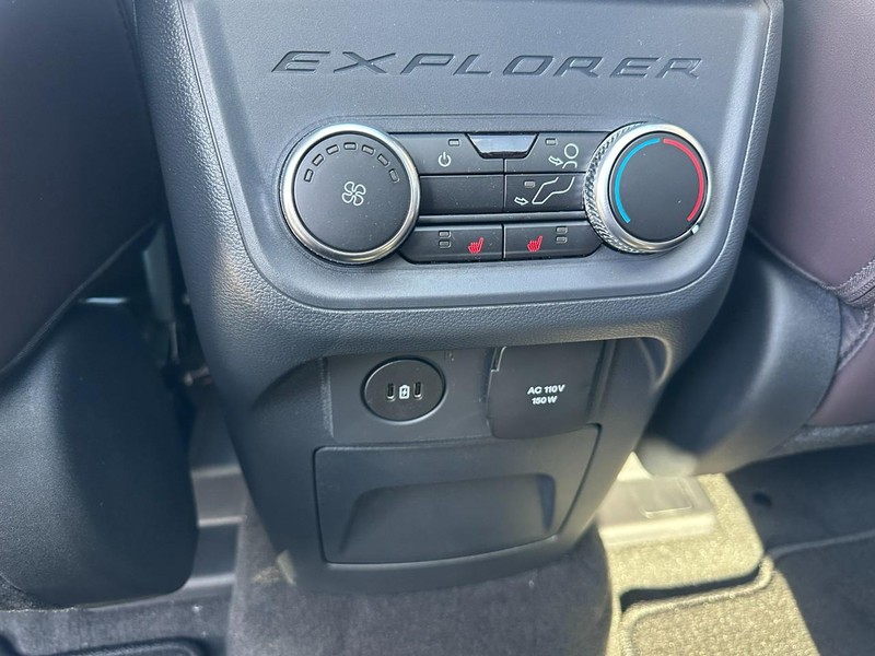 Ford Explorer Vehicle Full-screen Gallery Image 6
