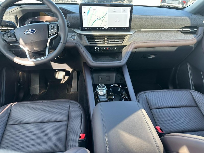 Ford Explorer Vehicle Full-screen Gallery Image 7