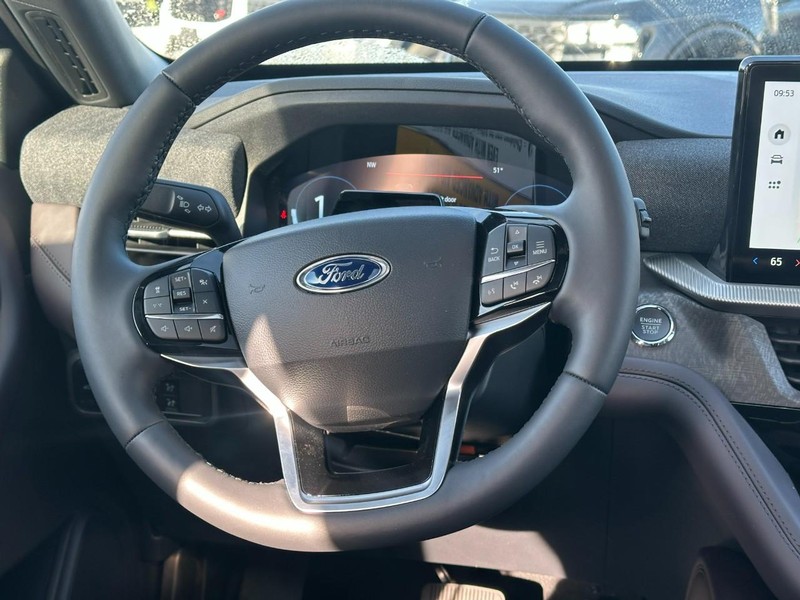 Ford Explorer Vehicle Full-screen Gallery Image 8