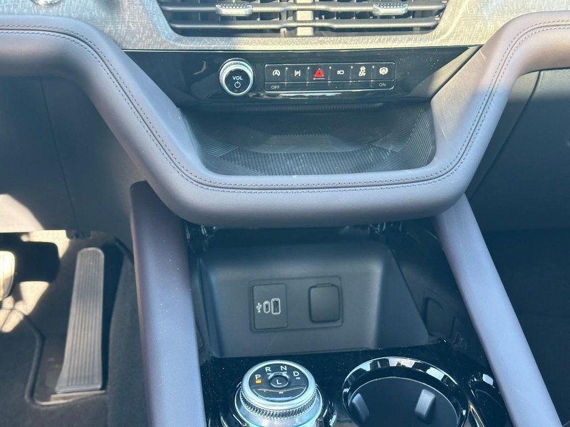 Ford Explorer Vehicle Full-screen Gallery Image 10