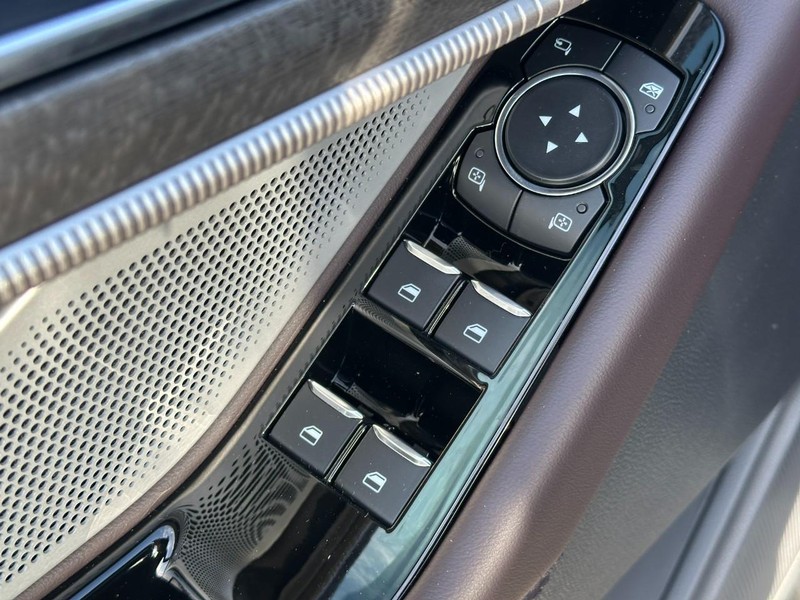 Ford Explorer Vehicle Full-screen Gallery Image 11