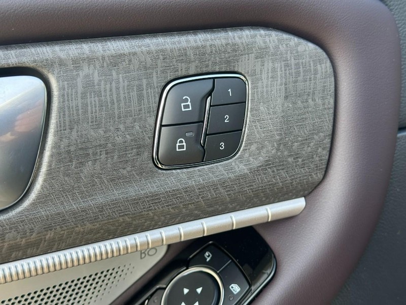 Ford Explorer Vehicle Full-screen Gallery Image 12