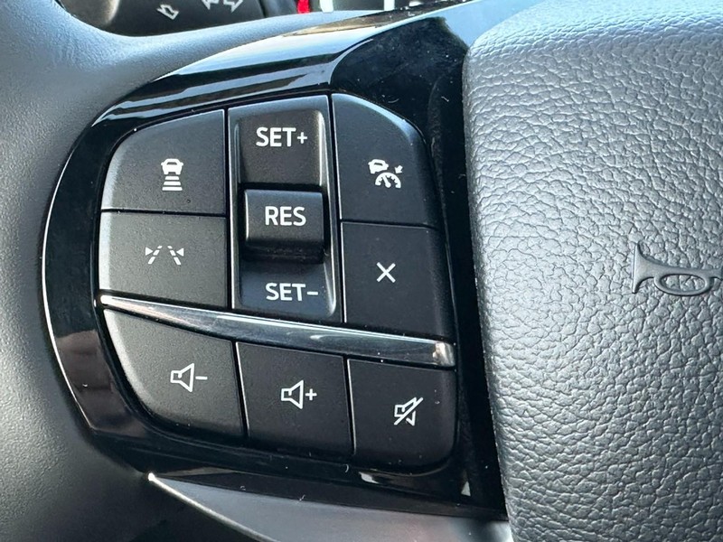 Ford Explorer Vehicle Full-screen Gallery Image 14