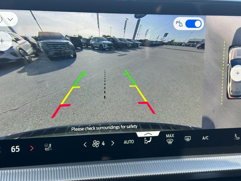 Ford Explorer Vehicle Full-screen Gallery Image 17