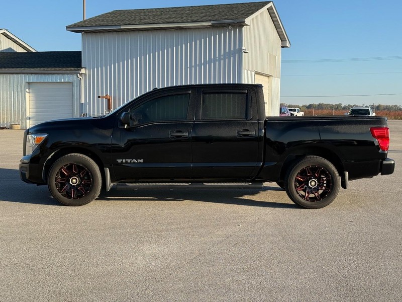 Nissan Titan Vehicle Full-screen Gallery Image 2