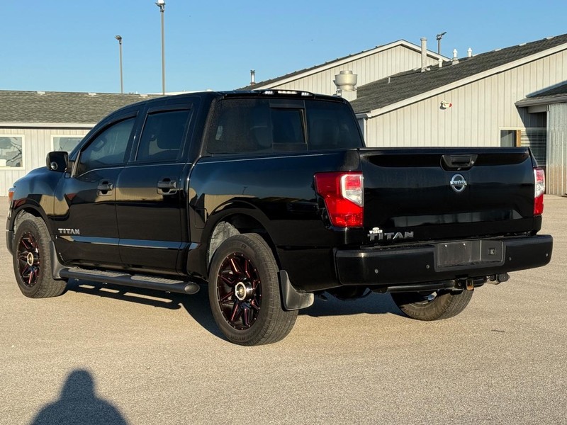 Nissan Titan Vehicle Full-screen Gallery Image 3
