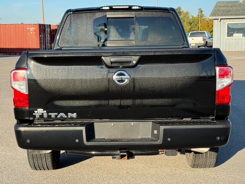 Nissan Titan Vehicle Full-screen Gallery Image 4